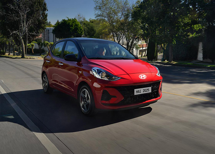 Nuevo Grand i10 Hatchback 2025 en color rojo con sensores traseros