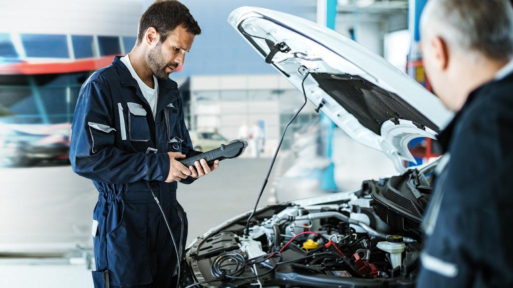 Mecánico llevando a cabo inspección a un auto