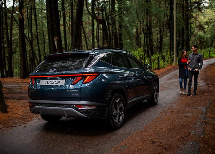 Vista tres cuartos trasera de Hyundai Tucson en el bosque