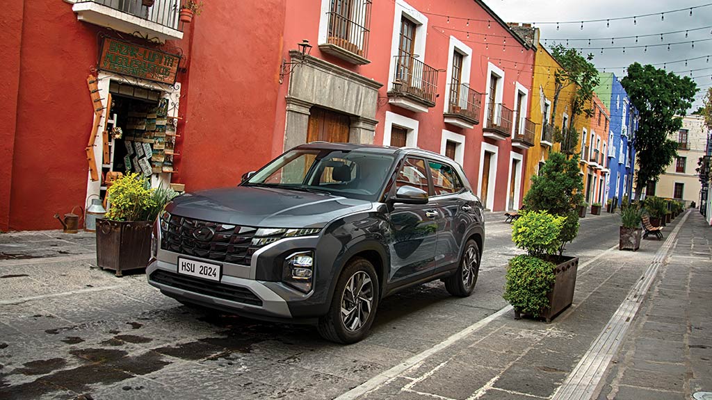 vista lateral de Hyundai Creta transitando por las calles de México